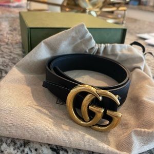 Black leather double G Gucci belt. Size 75 , 1 inch. Comes with box and dust bag